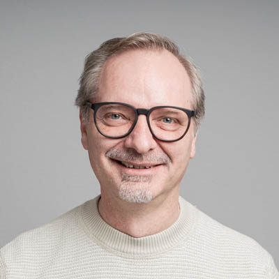 Portrait Robert Buck Portrait Robert Buck mit weissem-grauem Hintergrund